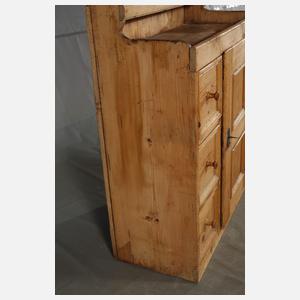 Bäuerlicher Küchenschrank