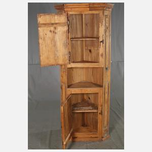Bäuerlicher Eckschrank