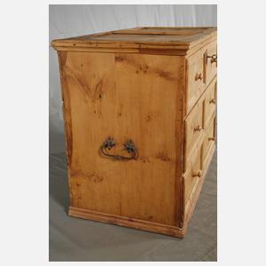 Bäuerliche Truhenkommode