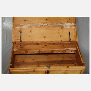 Bäuerliche Truhenkommode