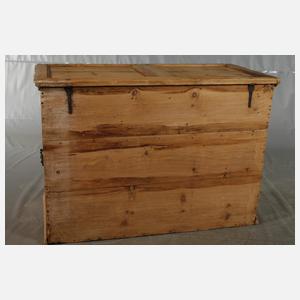 Bäuerliche Truhenkommode