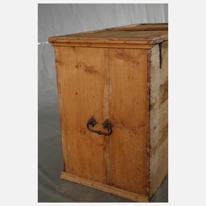 Bäuerliche Truhenkommode