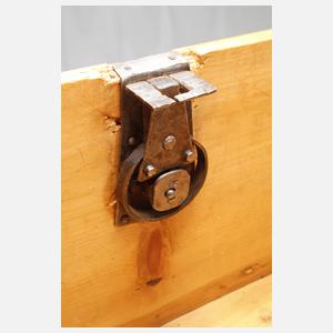 Bäuerliche Truhenkommode