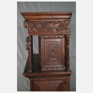 Aufsatzschrank im Renaissancestil