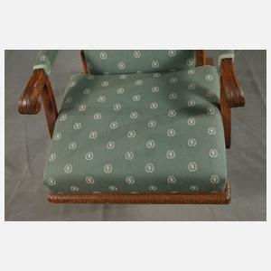 Drei Stühle mit Weindekor