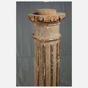 Klassizistische Holzsäule