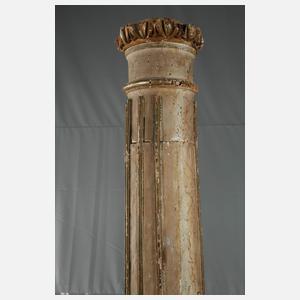 Klassizistische Holzsäule