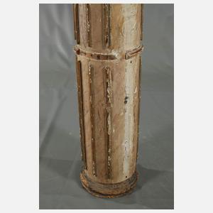 Klassizistische Holzsäule