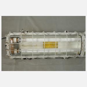 Vier Industrie-Deckenlampen