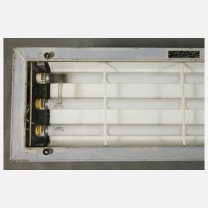 Vier Industrie-Deckenlampen