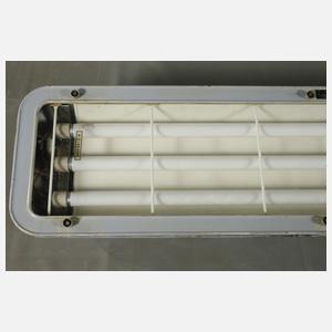 Vier Industrie-Deckenlampen