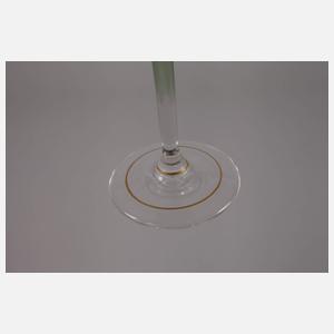 Zwei Likörgläser mit Krokusblüten