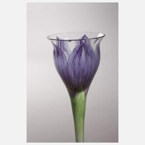 Zwei Likörgläser mit Krokusblüten