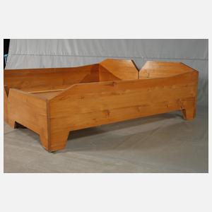 Zwei anthroposophische Bettgestelle