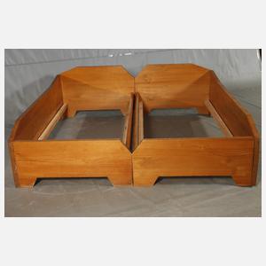 Zwei anthroposophische Bettgestelle