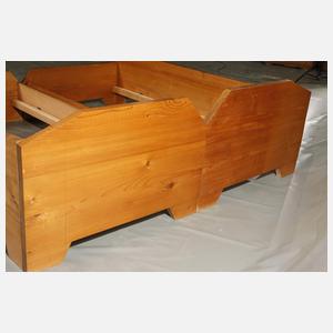 Zwei anthroposophische Bettgestelle