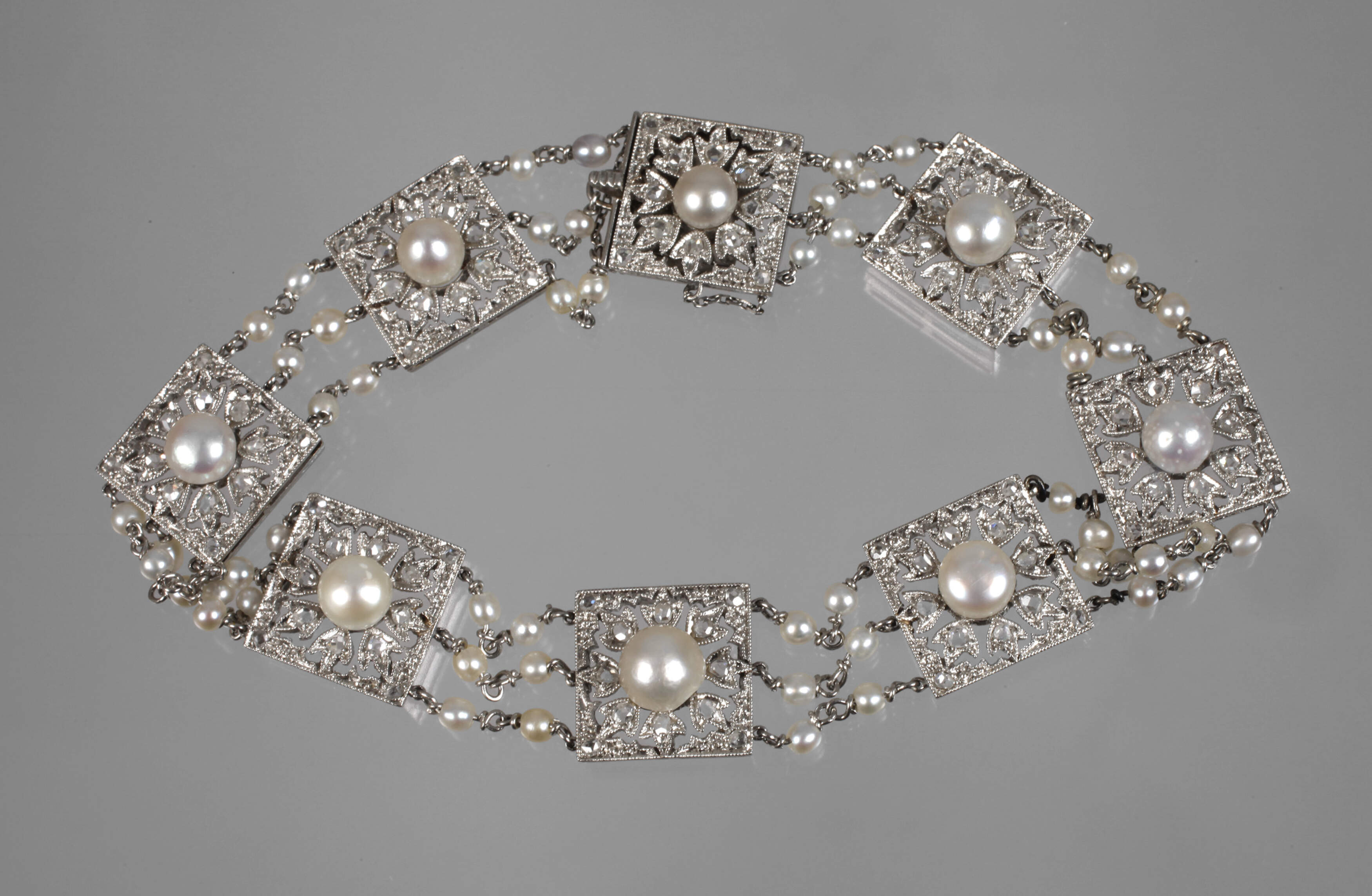 Feines Armband mit Perlen und Diamanten