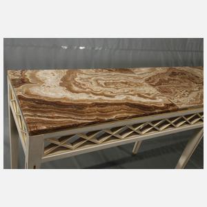 Übergroße Wandkonsole und vier Stühle