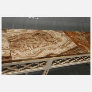 Übergroße Wandkonsole und vier Stühle