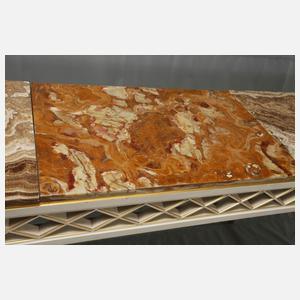 Übergroße Wandkonsole und vier Stühle