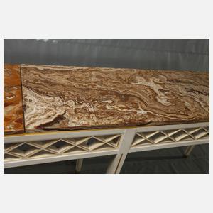 Übergroße Wandkonsole und vier Stühle