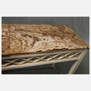 Übergroße Wandkonsole und vier Stühle