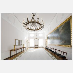 Übergroße Wandkonsole und vier Stühle