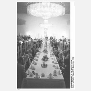 Übergroße Wandkonsole und vier Stühle