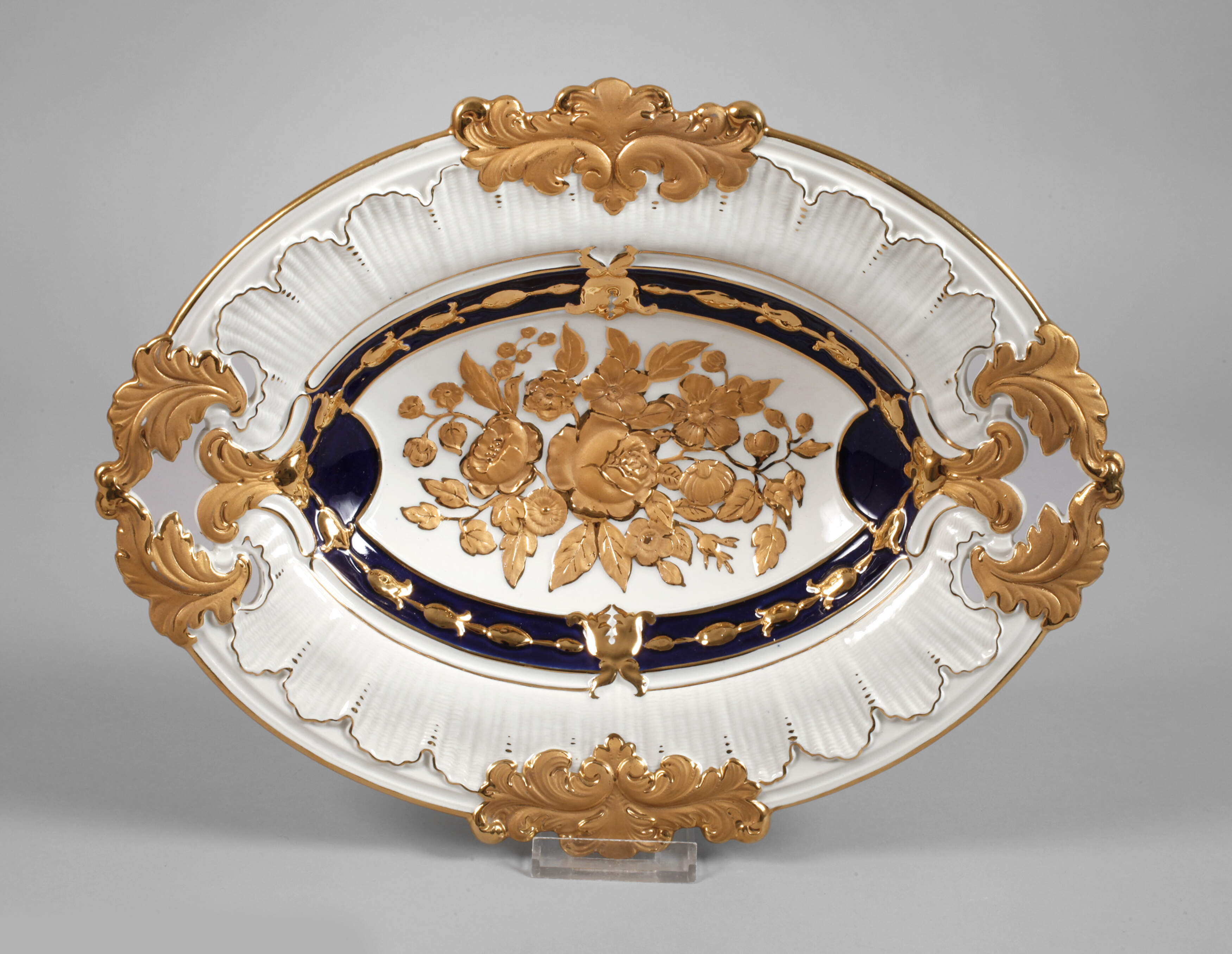 Meissen ovale Prunkschale Reliefdekor