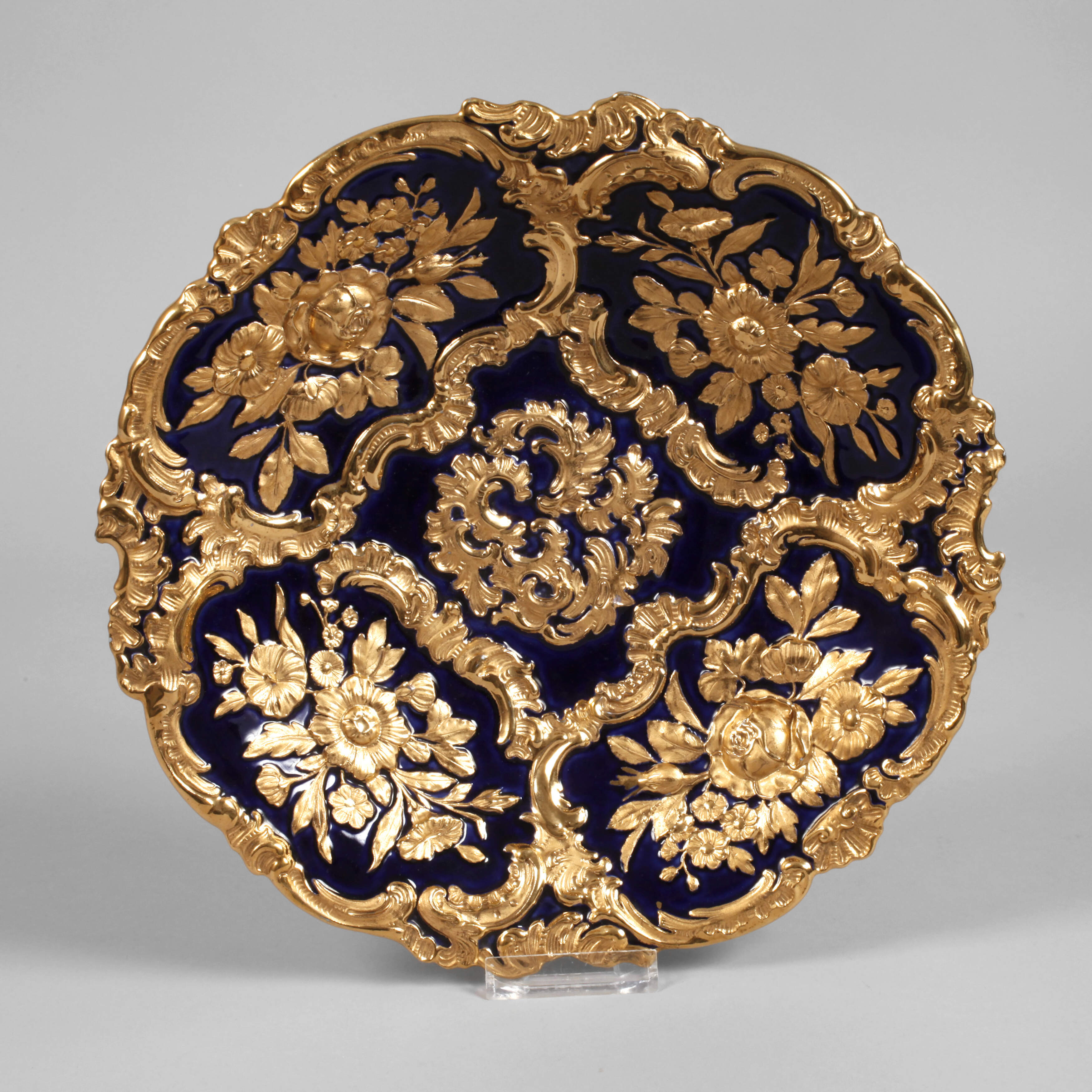 Meissen Prunkschale Reliefdekor und Kobalt