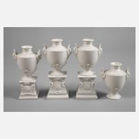 Nymphenburg vier Urnenvasen111