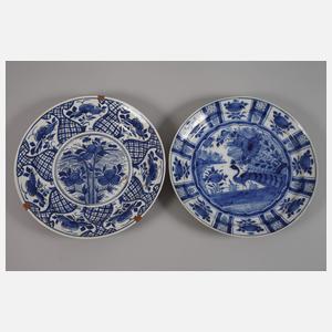 Fünf Fayenceteller mit Blaumalerei