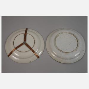 Fünf Fayenceteller mit Blaumalerei