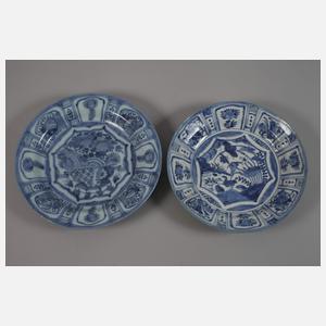 Fünf Fayenceteller mit Blaumalerei