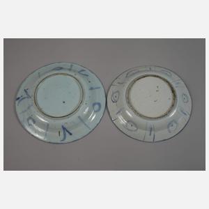 Fünf Fayenceteller mit Blaumalerei