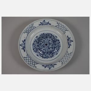 Fünf Fayenceteller mit Blaumalerei