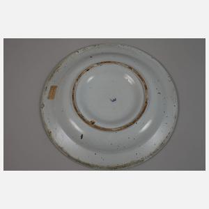 Fünf Fayenceteller mit Blaumalerei