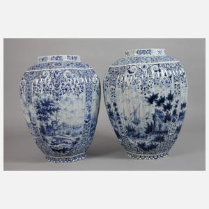 Paar übergroße Deckelvasen