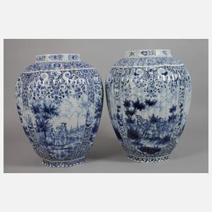 Paar übergroße Deckelvasen