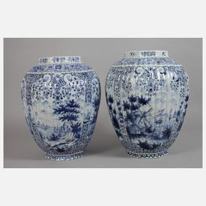 Paar übergroße Deckelvasen