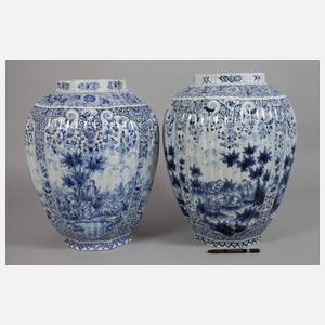 Paar übergroße Deckelvasen