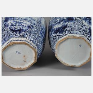 Paar übergroße Deckelvasen