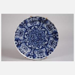 Zwei Fayencewandteller