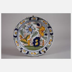 Zwei Fayencewandteller