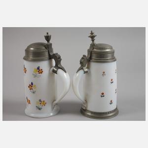 Zwei Milchglas-Krüge