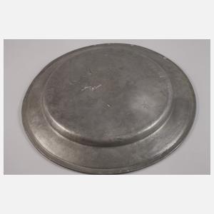 Große Zinnplatte auf Heinrich IV.