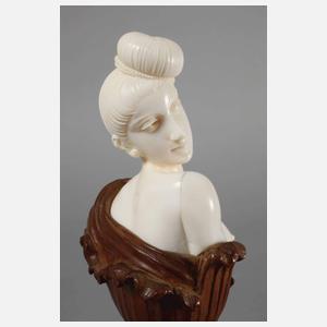 Chryselephantin Dame in Lotosblüte