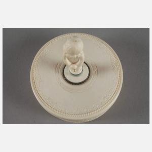 Elfenbeindose mit figürlicher Bekrönung