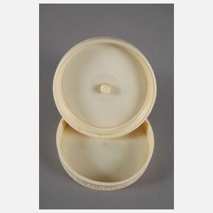 Elfenbeindose mit figürlicher Bekrönung