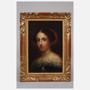 Dame mit Perlenkette